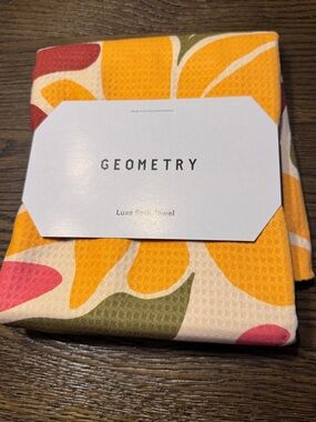 NEW Geometry Luxe Bath Towel in Blooming Tan Flowers Lightweight Oversized